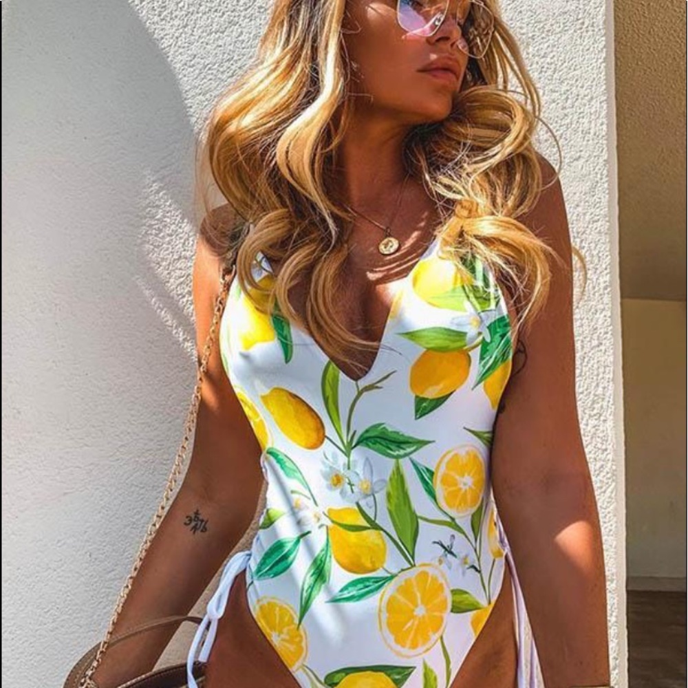 Super cute white and yellow one piece!🍋